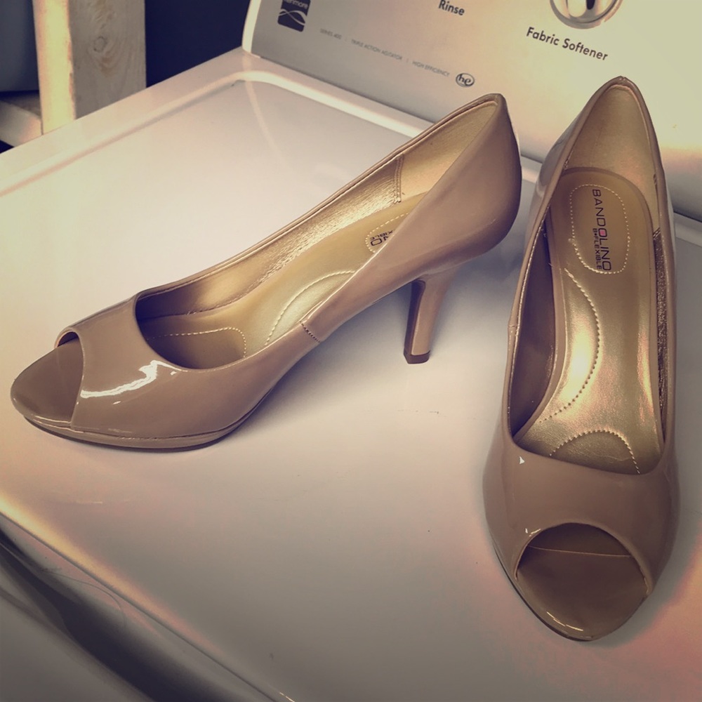Bandolino B-Flexible open toed nude pumps